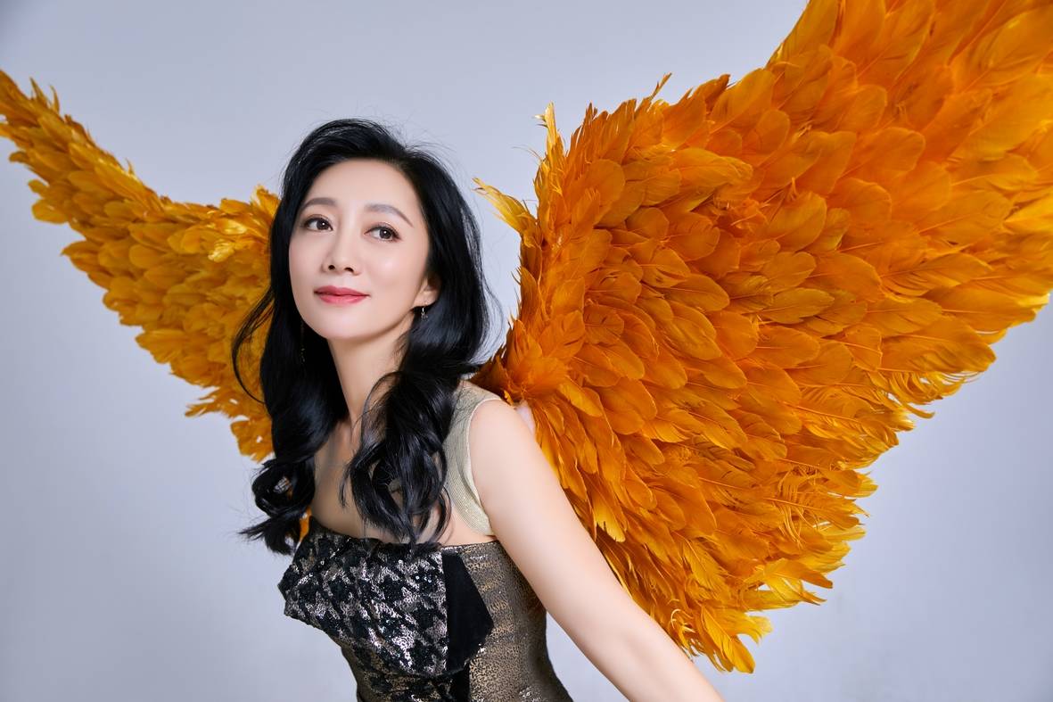 组图:原子飞新年写真曝光 金色翅膀造型别致