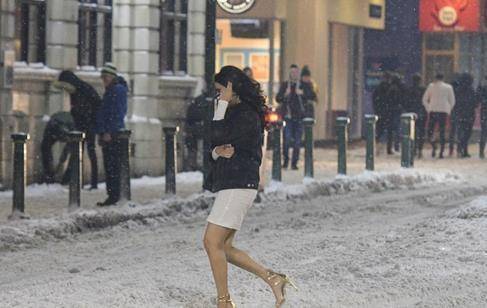 为啥零下30多度，俄罗斯大街上还走着“光腿美女”？导游说出隐情