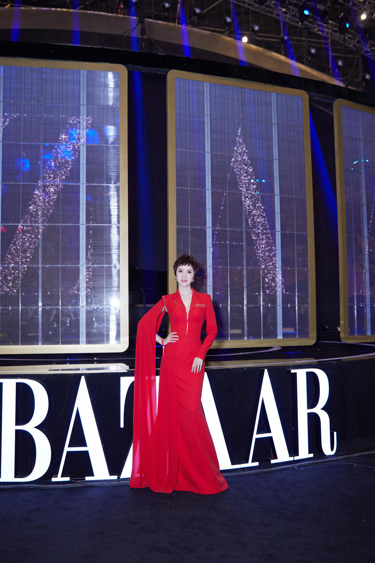 金巧巧气质全开穿一件红色连衣裙出席活动美出了新高度