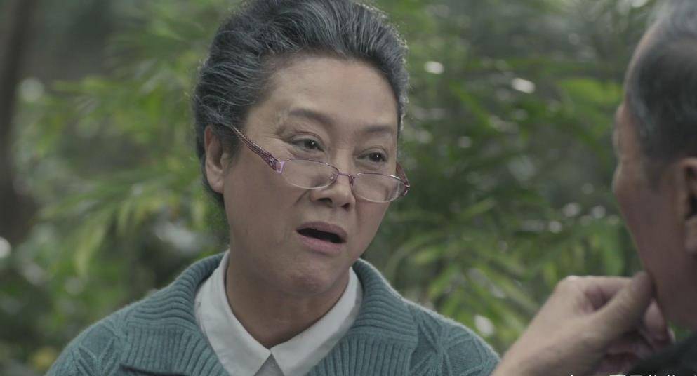 原创65岁"老戏骨"王丽云近况曝光:走路颤巍要人扶,面无血色显沧桑