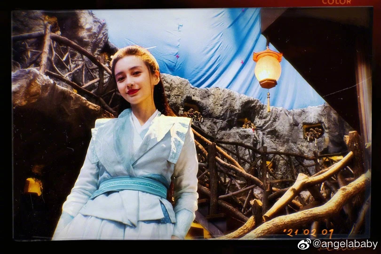 angelababy晒尘缘杀青照