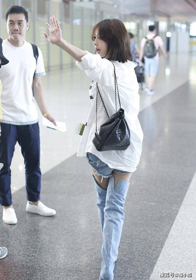 蔡依林的私服穿搭跟别人不一样 真空穿白衬衫 长筒靴 意外时髦 身材