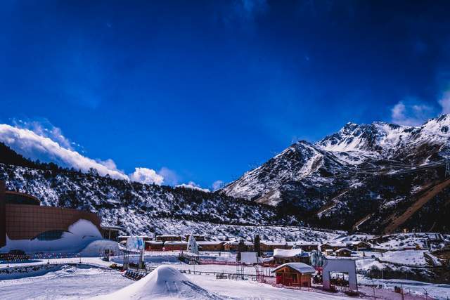 玩转鹧鸪山：在藏氏古寨赏“东方古堡”，在冰雪世界畅快滑雪