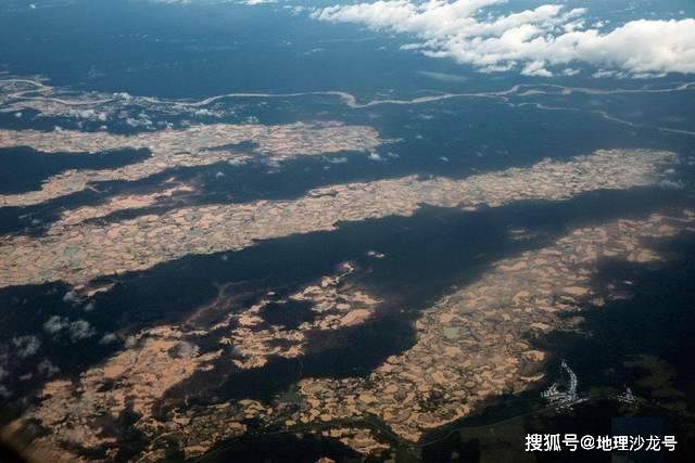 空间站|一张宇航员从国际空间站拍摄的照片，揭秘秘鲁东部的金矿勘探坑