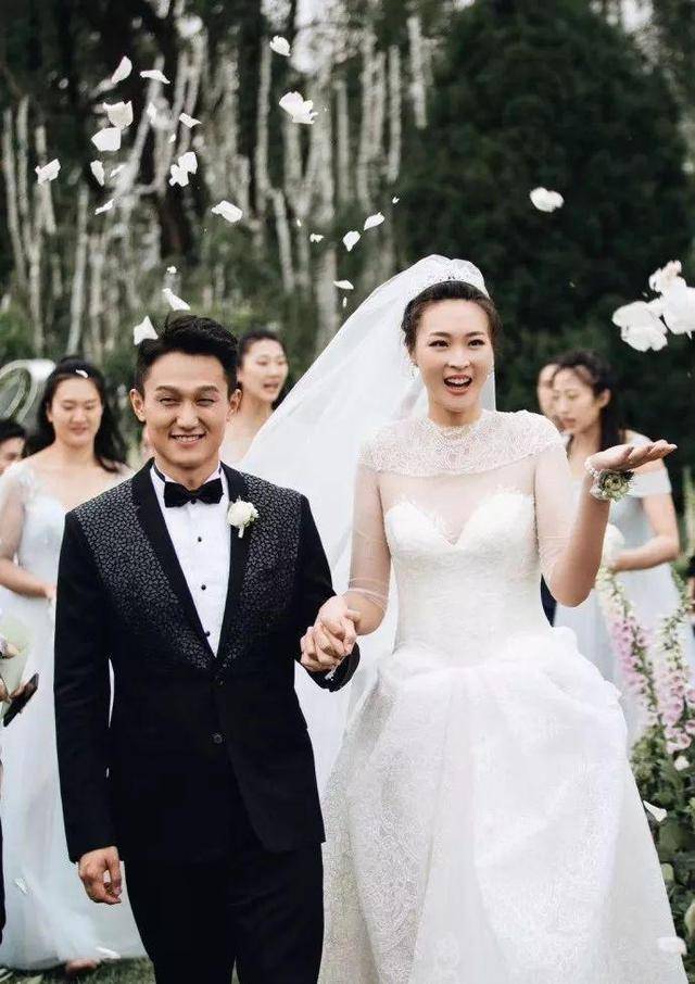 惠若琪突出婚纱照图片