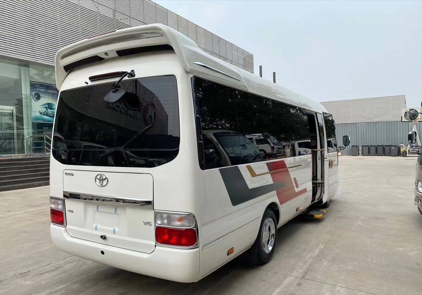 2022款丰田考斯特实拍8缸动力9座豪华内饰不输埃尔法