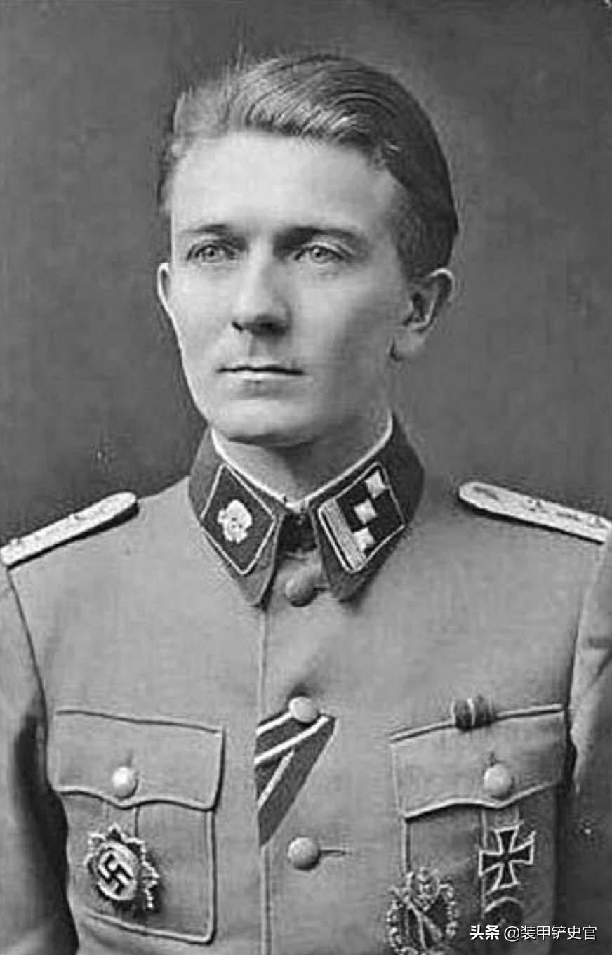 布克纳晋升为上尉后的一张标准肖像照,右胸口佩戴着金质德意志十字