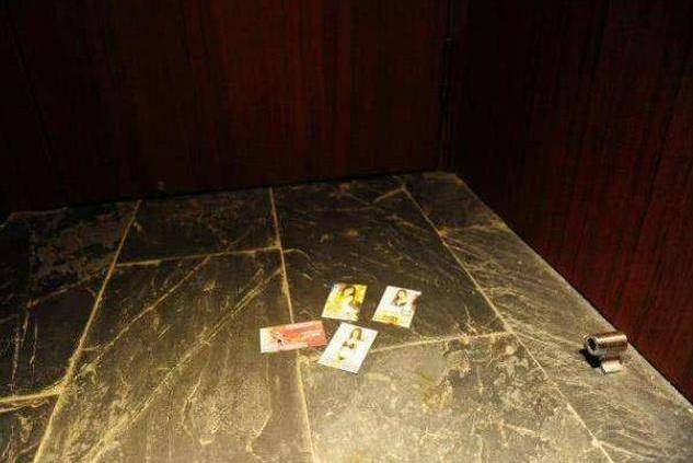 酒店门缝底下有人塞“小卡片”，为何不要理睬？保洁阿姨说出内情