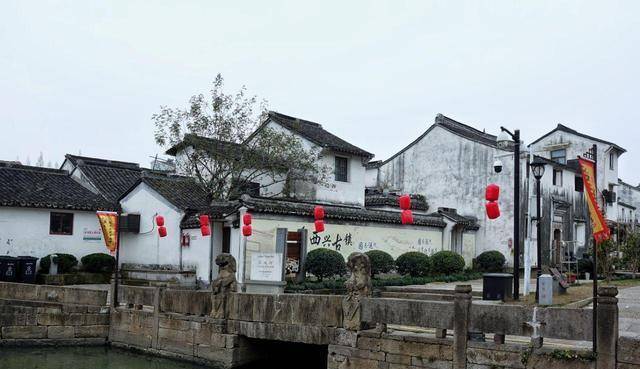 着杭州闹市区的古镇，历经百年，依旧是一副江南水乡的模样
