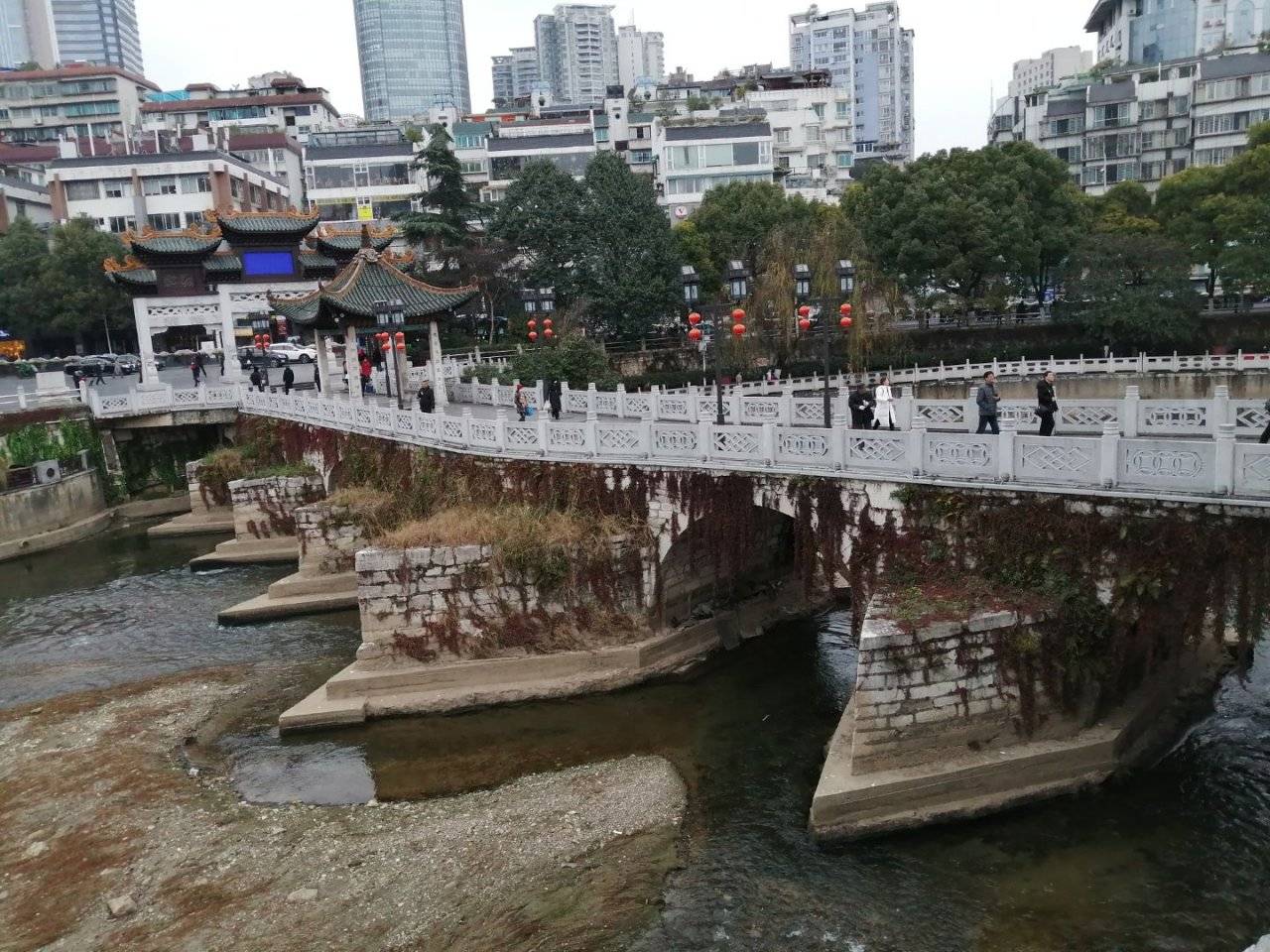 贵阳市中心有条桥，桥墩很特别，一般不会这么建