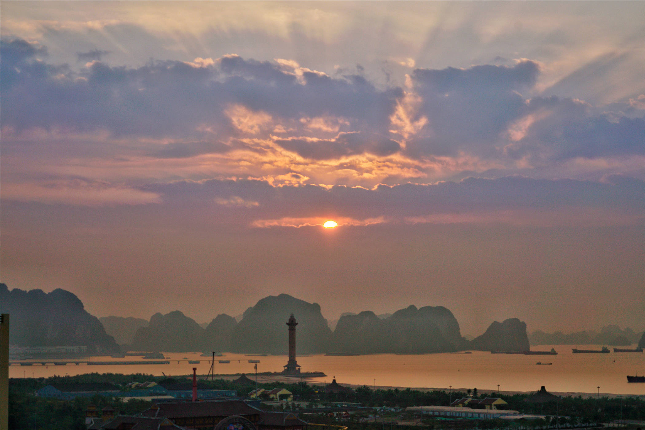 越南有个海上桂林，是世界自然遗产，风景秀丽迷人，中国游客来了都说好熟悉