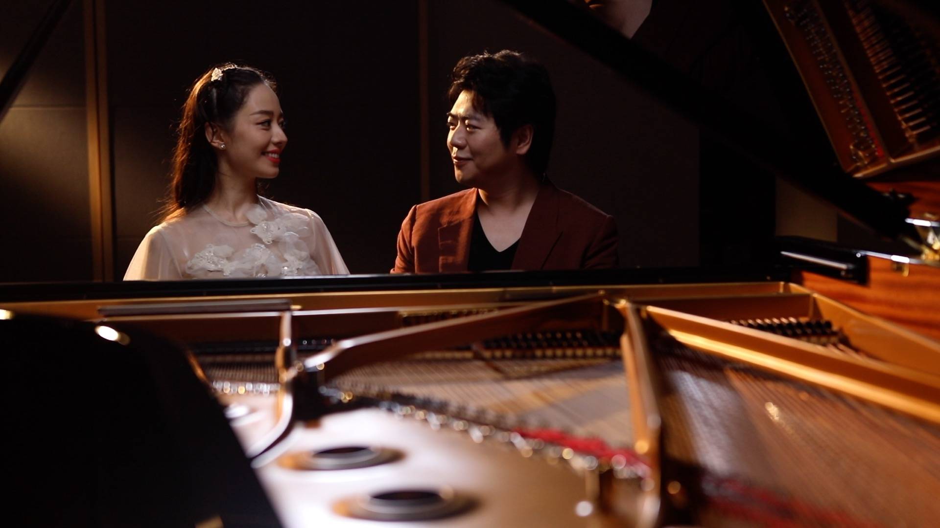 郎朗吉娜四手联弹mv发布 收录婚礼唯美镜头为新生儿弹奏巴赫