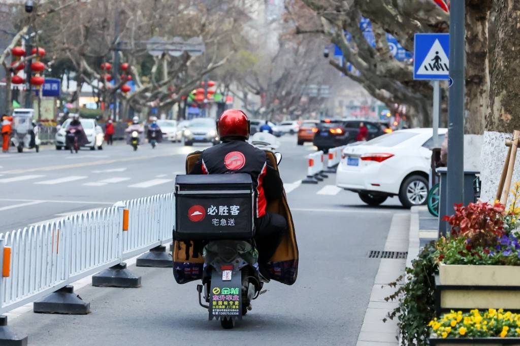 必胜客陪宁过年致敬抗疫一线城市守护者必胜客送上暖心年夜饭