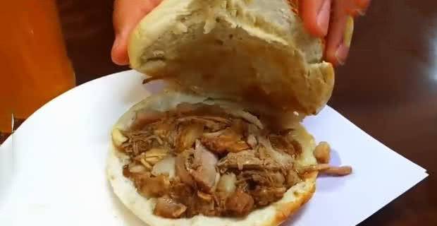 带你见识下正宗西安肉夹馍,里头全是满满的肉,太香啦