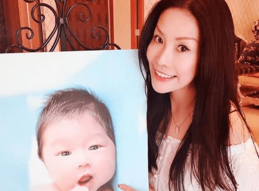 对比三位"星二代"的百日照,宝宝状态各有不同,郑凯广受好评_郭碧婷