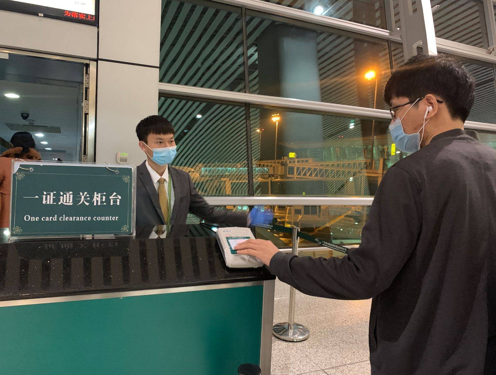 机场的工作人员坚守岗位,以细致的服务完成"鼠"年最后的工作,迎接"牛"