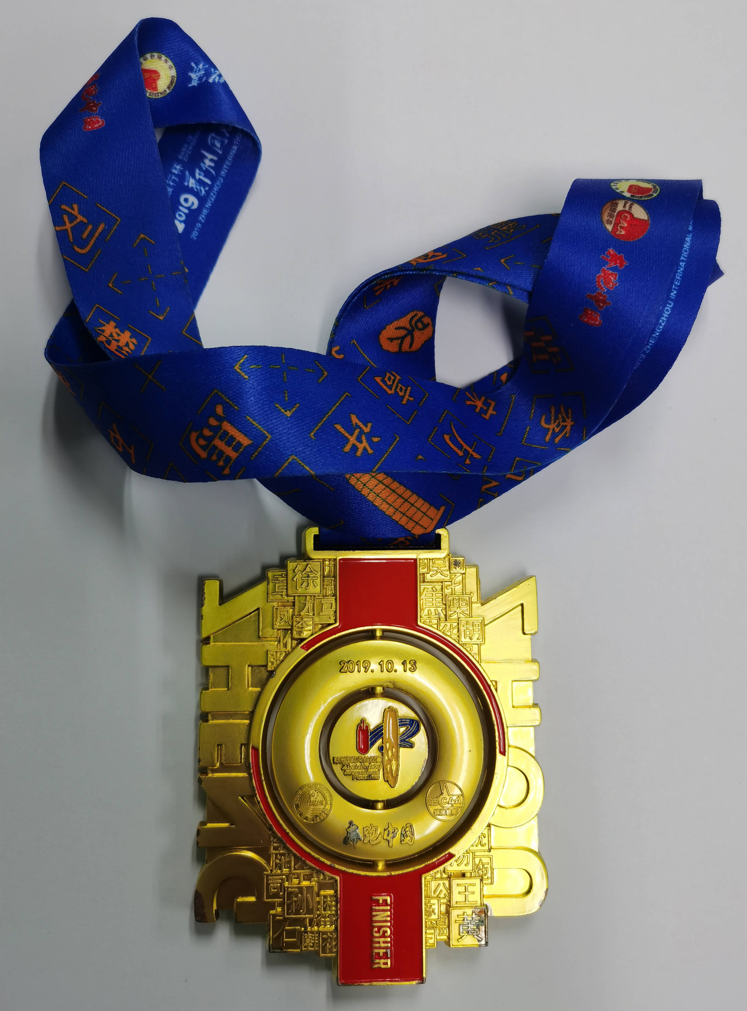 原本很精美,放着放着就氧化了,我们该怎样对待马拉松完赛奖牌?