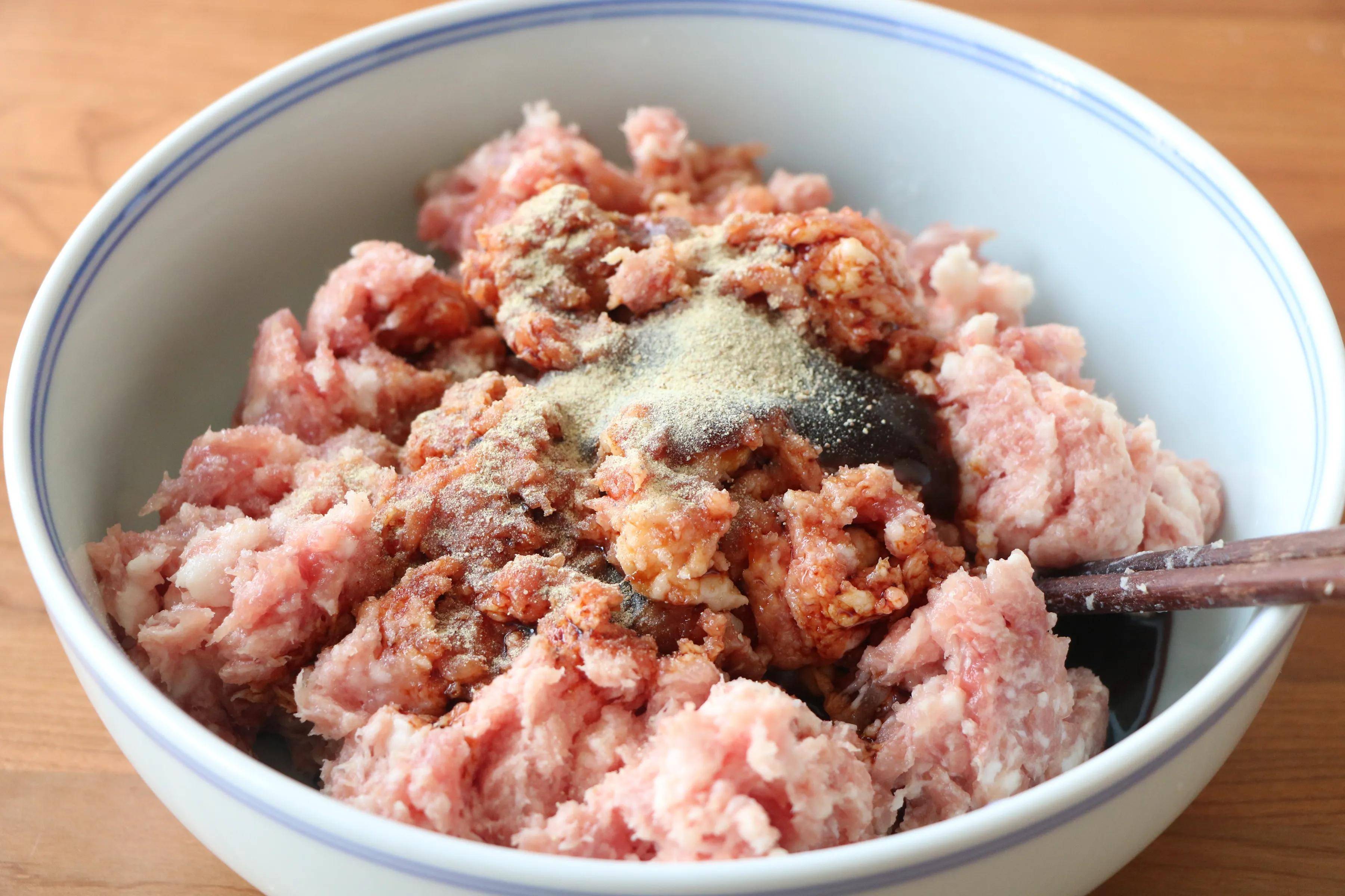 2,先把肉馅儿里加入盐,1勺料酒,2勺生抽,1勺老抽,1勺蚝油,1小勺胡椒粉