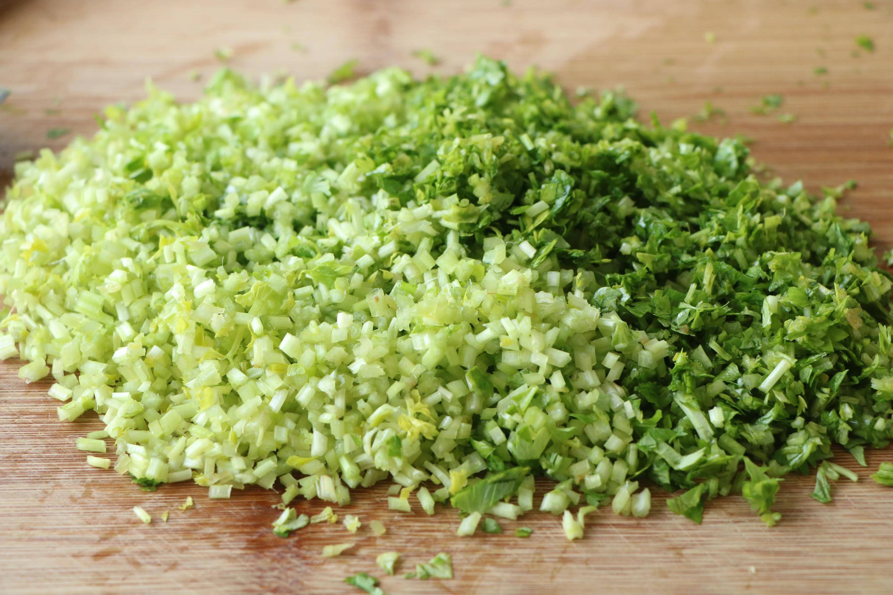 5,一把香芹,洗净之后切成末备用,叶子稍微切碎一点