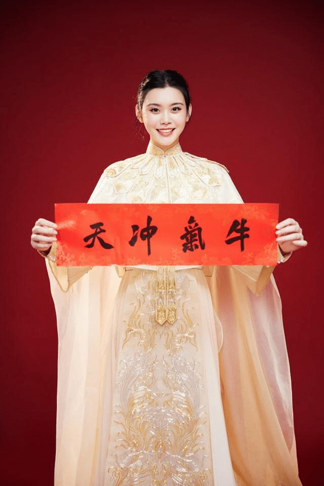 原创奚梦瑶春晚走秀很成功当妈后稳重了也变强了