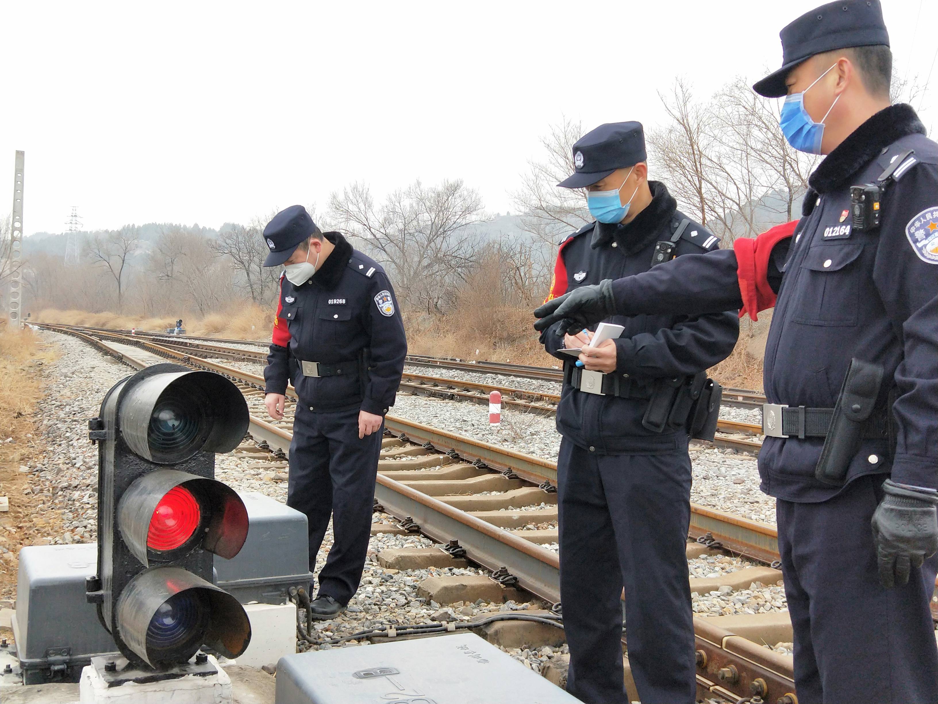 北京铁警加强辖区巡逻保安全