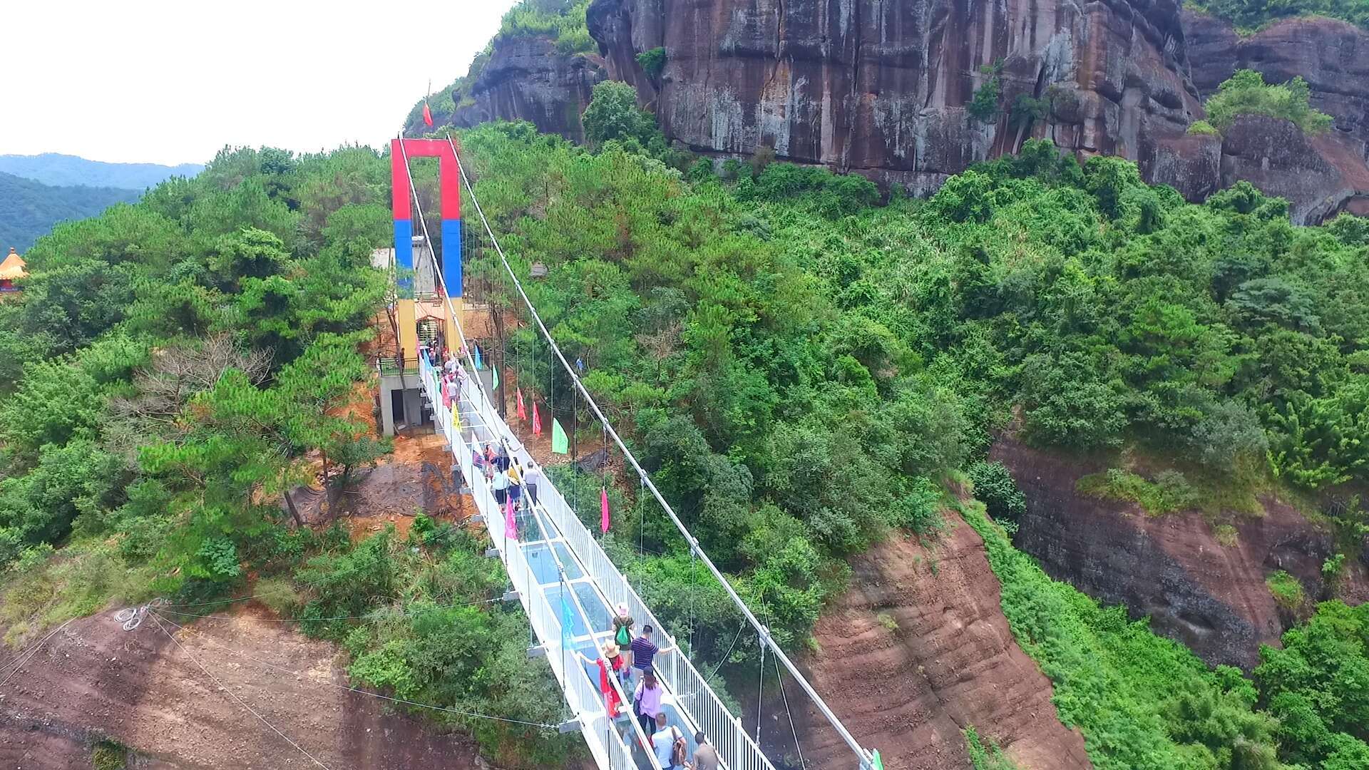 河源越王山风景区,拥有7d效果玻璃桥,位于越王山半山腰之处,可看日出