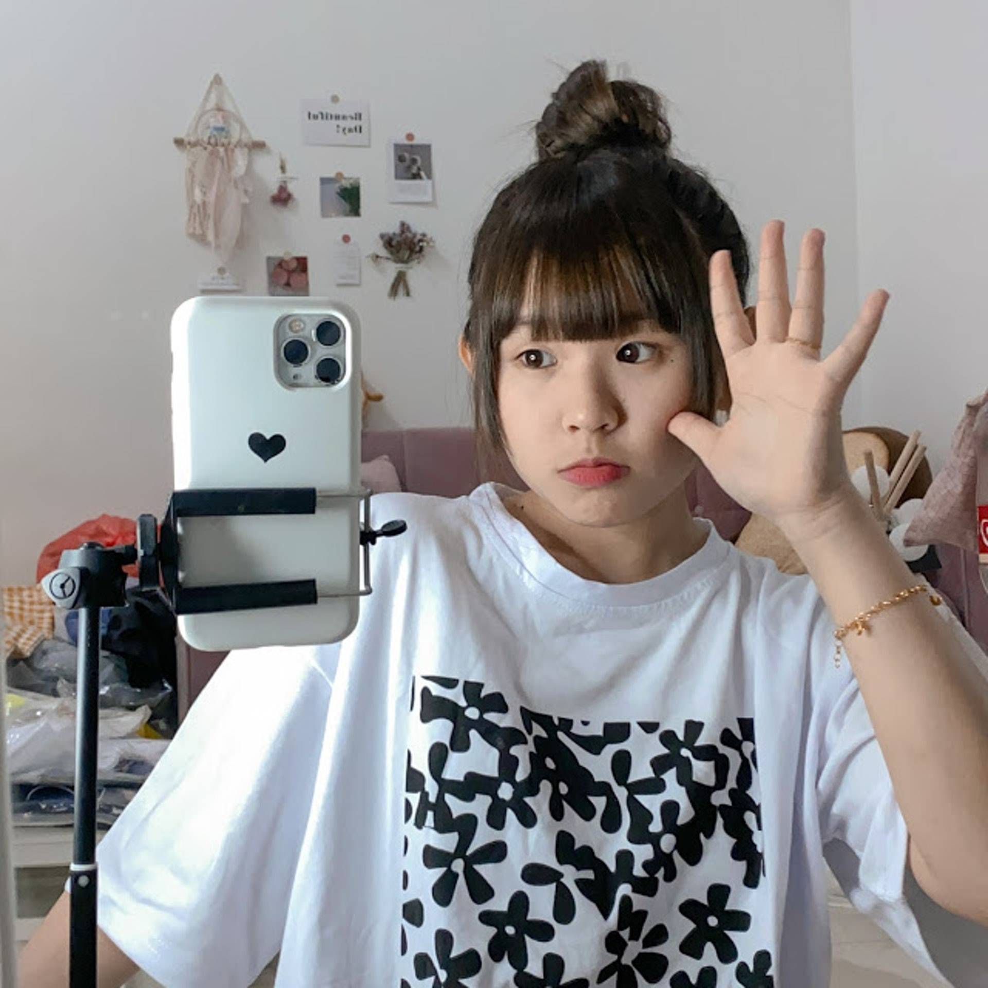 16岁辍学做网红 马来西亚少女20岁拥豪宅豪买奔驰做生日礼物 Findy