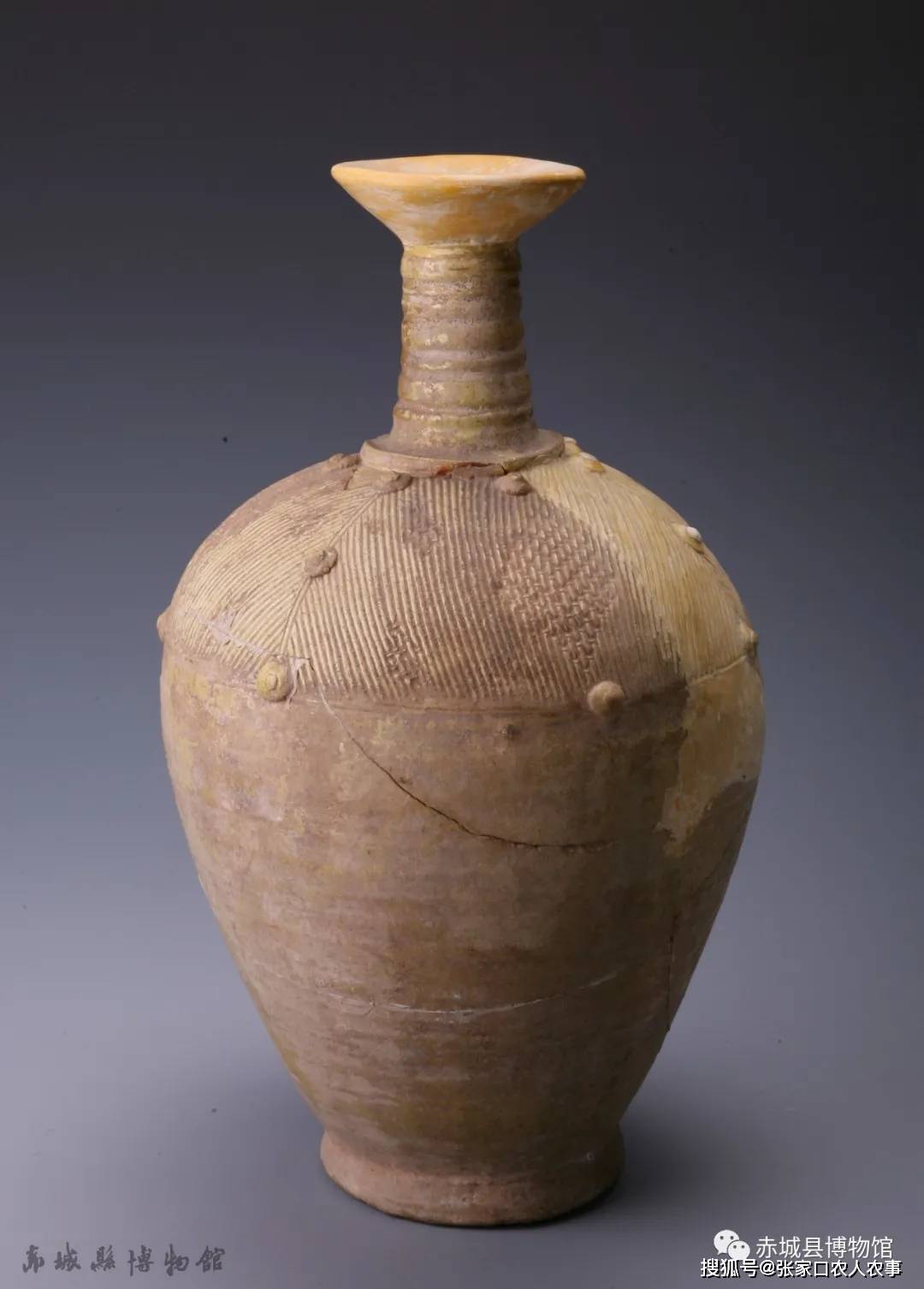 辽黄釉长颈瓷瓶(赤城县镇宁堡乡东沟村辽代壁画墓出土)瓷瓶口径9厘米