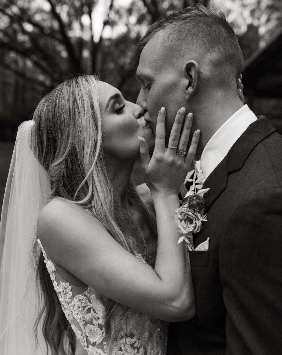 德雷塞尔牵着妻子的手,在亲朋好友的掌声和欢呼声中走入婚礼会场,有爱