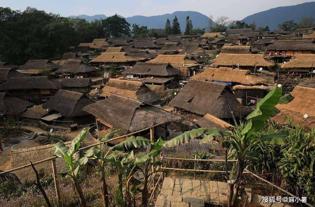 云南一个令人惋惜的村寨，是中国最后的原始部落，住宿只有茅草屋