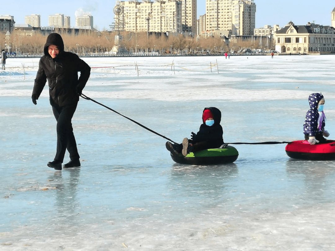 滑冰拉雪圈抽冰尜儿就地过年不寂寞依旧玩得嗨