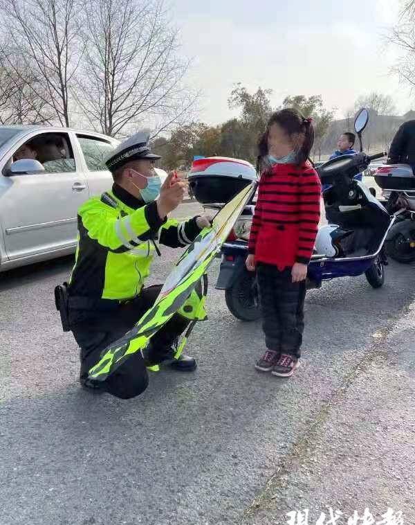 南京交警三天“捡”到4个娃，景区游玩一定要看好孩子