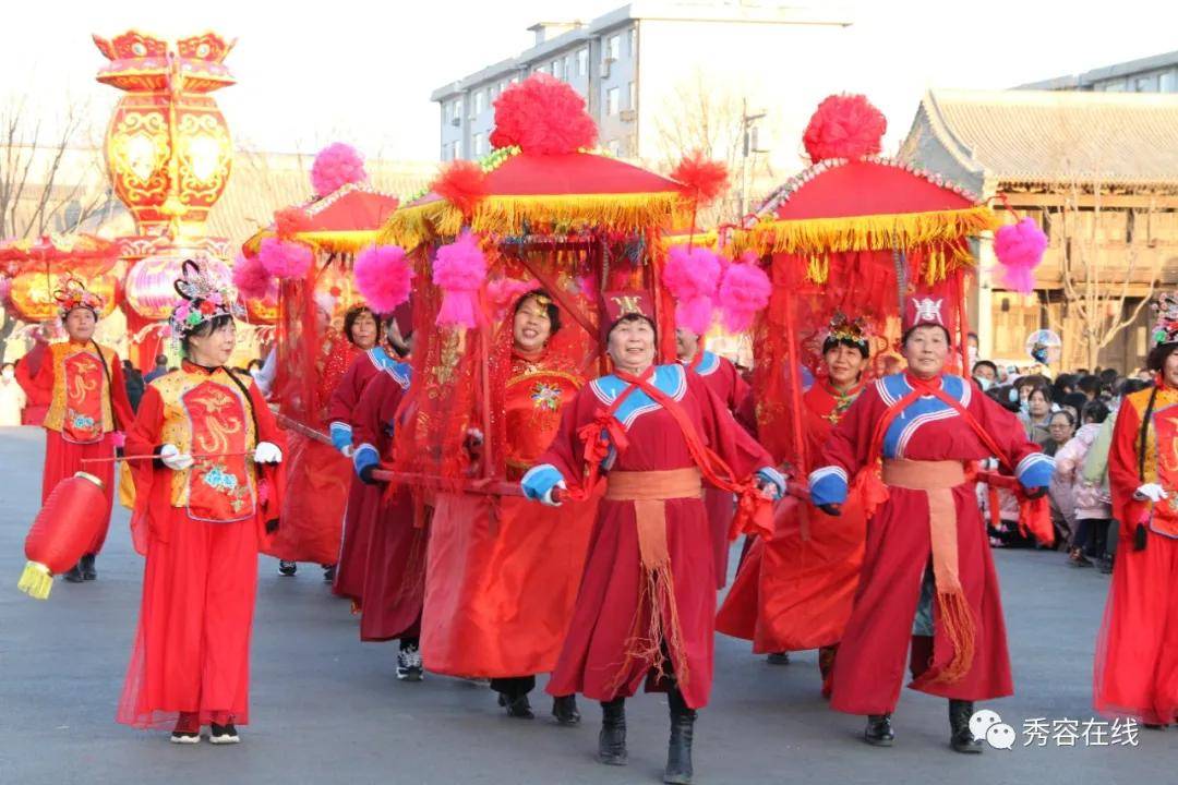 忻州古城北城门广场精彩民俗文艺表演引来游人驻足