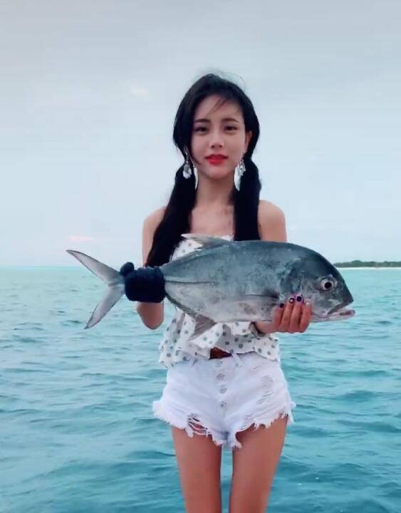 得知自己的颜值优势,小霸宠很早之前就计划走网红路线,她早期把自己的