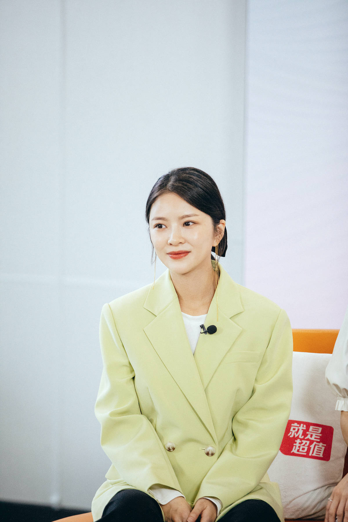 《婆婆和妈妈2》杜淳老婆王灿正面照首曝光 穿浅绿色西装气质温婉