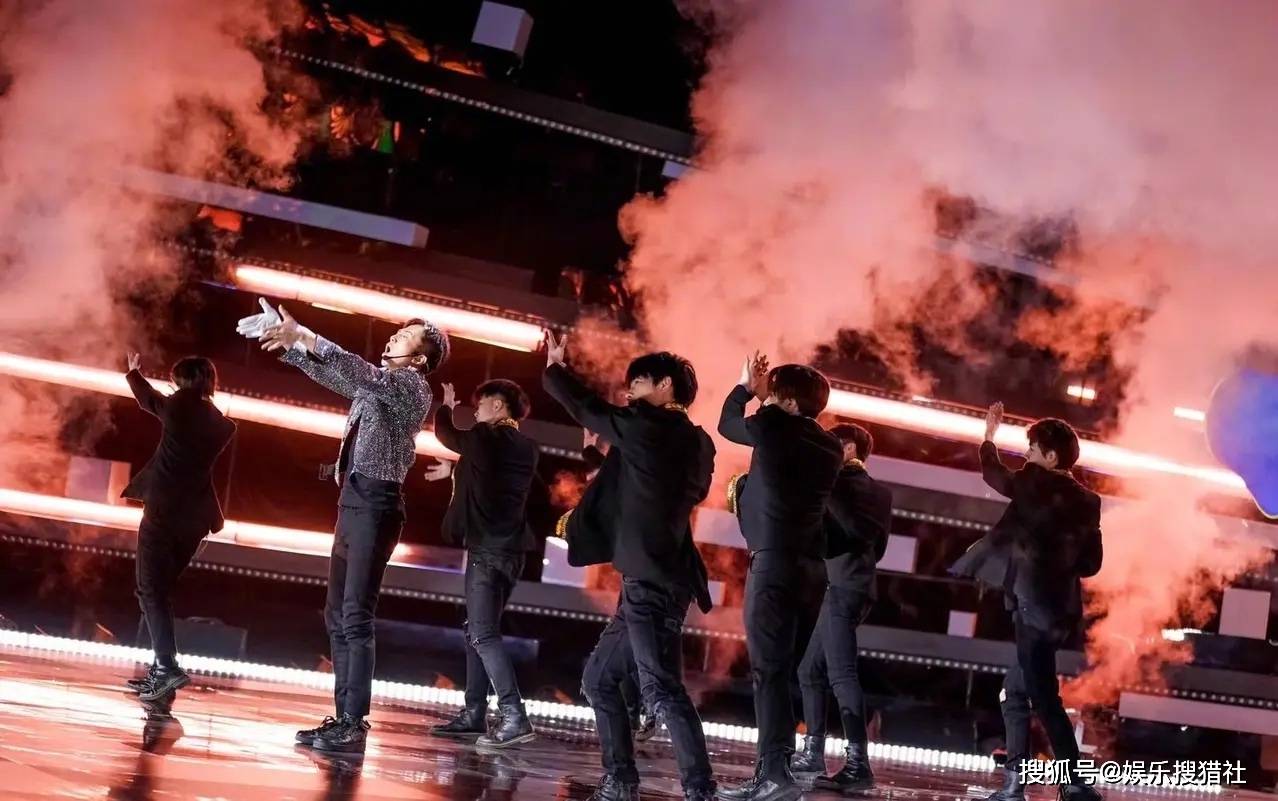 在初舞台上邓超带来了歌舞表演《喊出我的名字》,正经起来的超哥还是