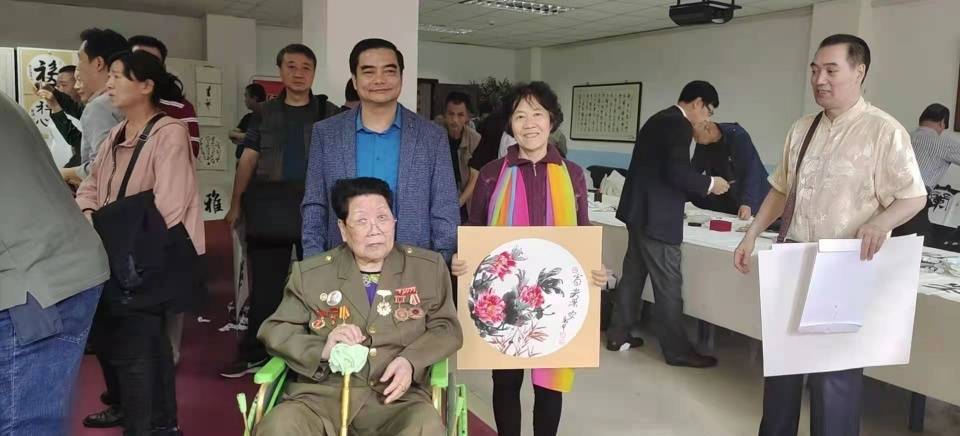 图片说明:名家艺术沙龙签约书画家庹淑芹作品被周总理养女邵玉凤珍藏