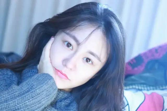 后来岑黎阑考上了中国传媒大学播音主持专业,立刻成了全校风云人物,被