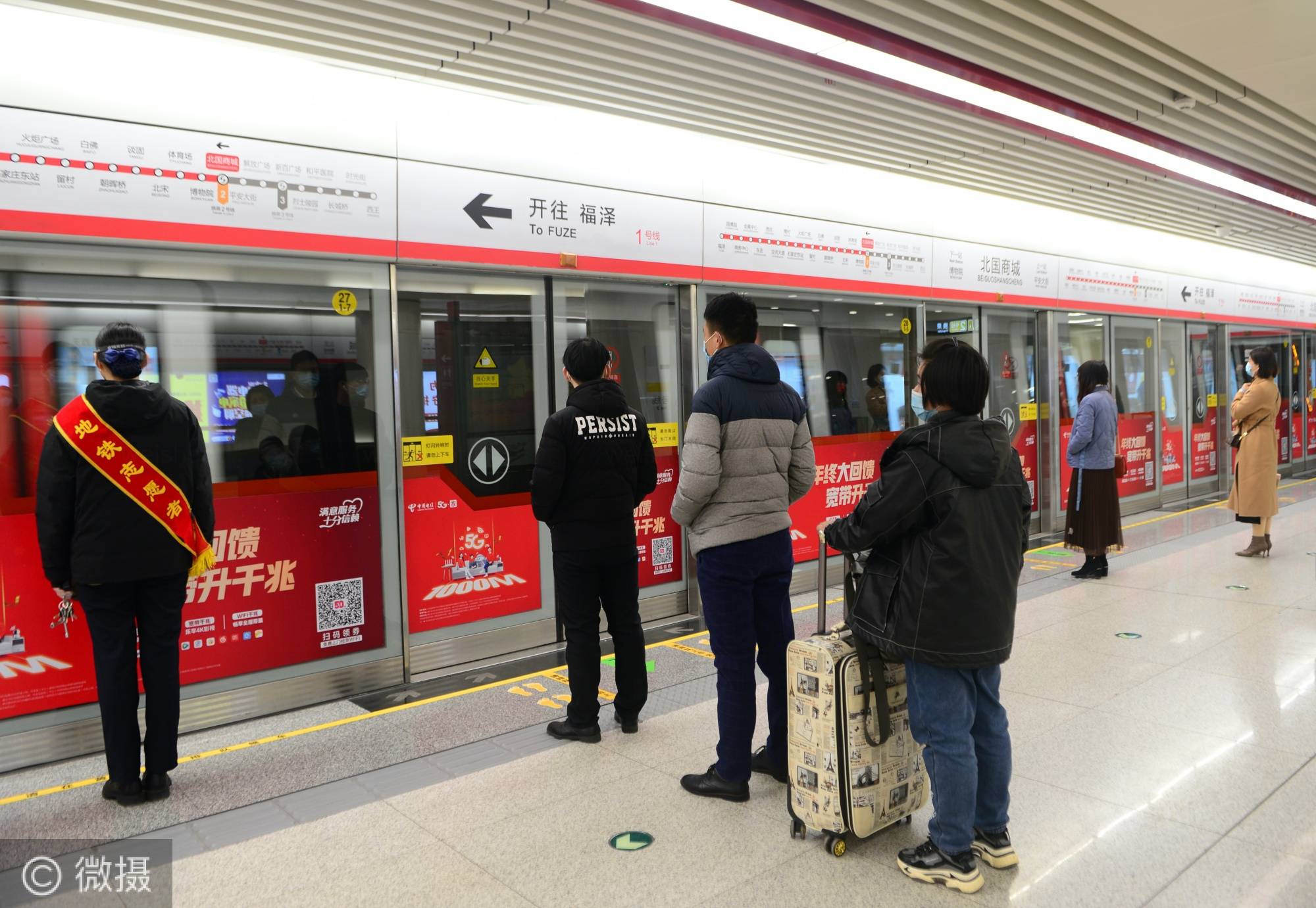 卫生部门18日启动新冠疫苗接种工作,全国各地一线医护人员和机场,口岸
