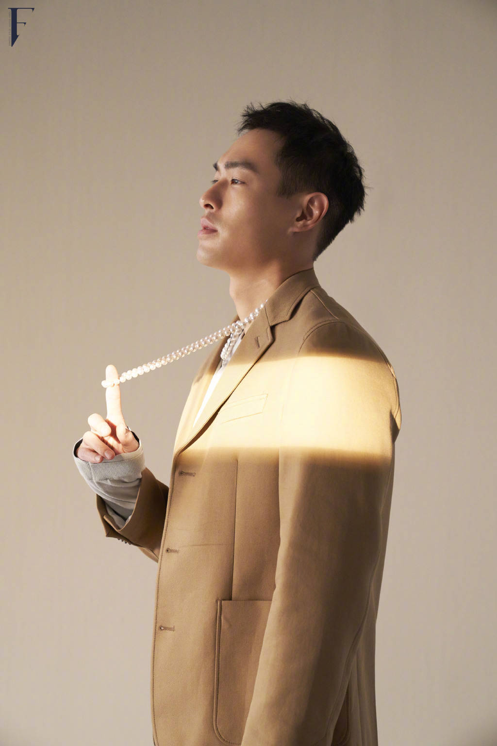 杨佑宁新画报大片曝光 眉眼间都是戏野性爆棚