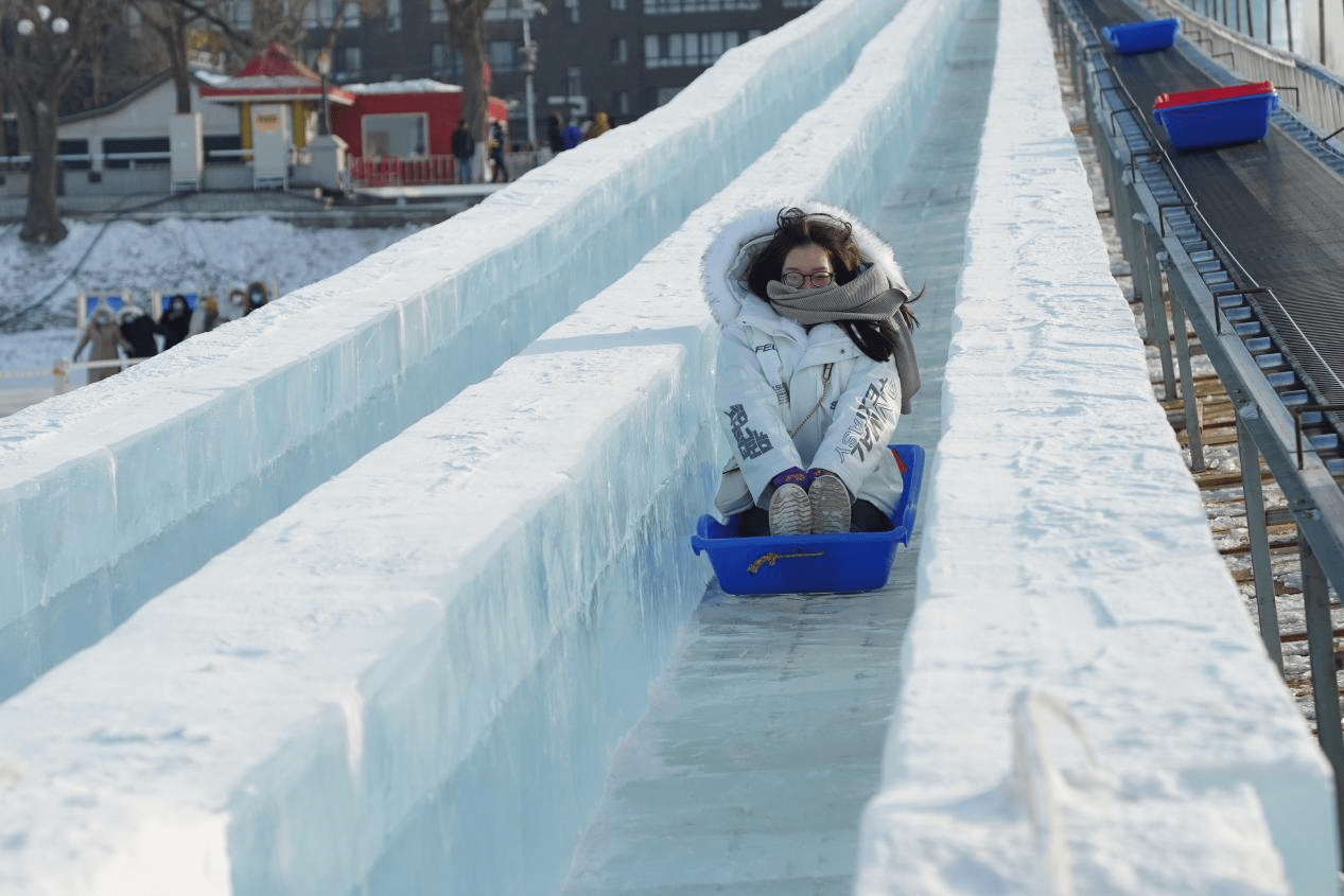 哈尔滨江边冰滑梯图片