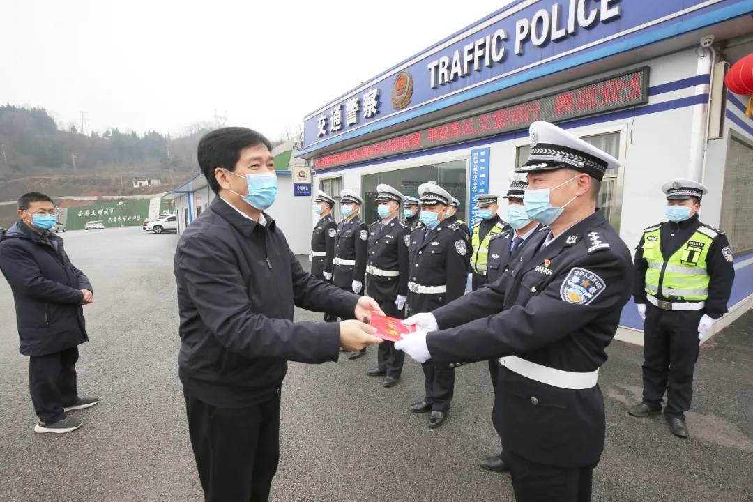 王忠深入钟山区调研检查疫情防控安全维稳市场保供等工作