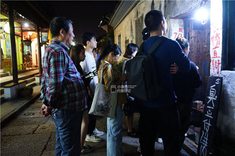 浙江绍兴传统街头小吃：5元一份，晚上7点还排队，游客见了有点懵