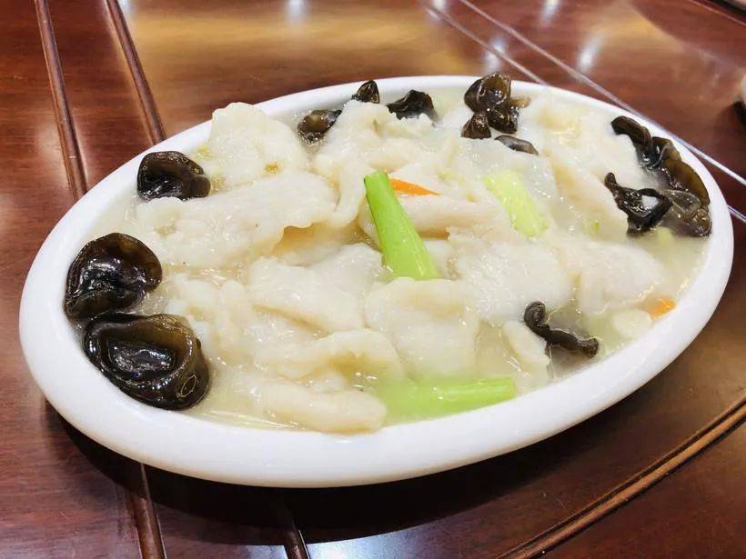 【三鲜熘鱼片】主料草鱼:适量;黑木耳:适量;萝卜花:适量;冬笋:适量