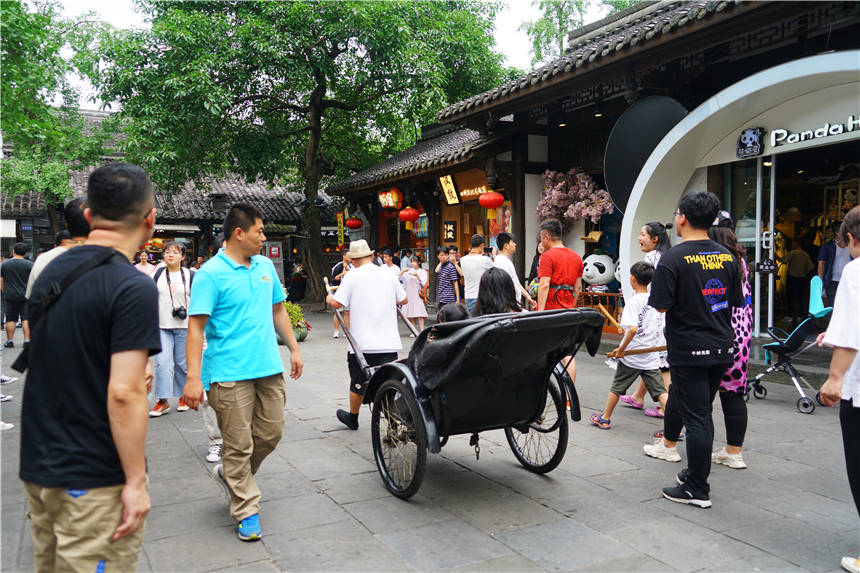 四川成都有个古老的街道，全长550米，三国时期就闻名全国