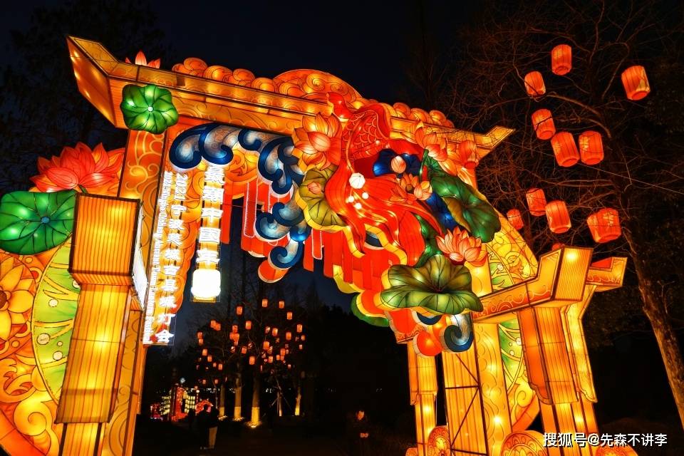 宁波看花灯的好去处，夜幕下绚丽多彩，到处洋溢着满满的节日气氛