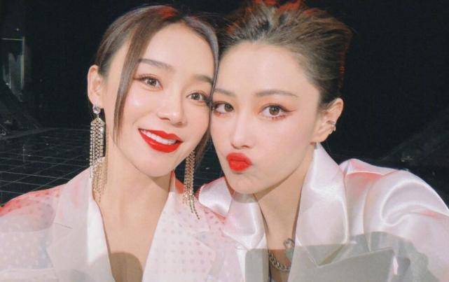 袁姗姗张馨予分享姐姐幕后淤青腿膝盖又红又肿惨不忍睹