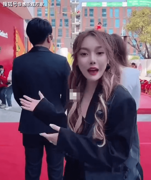 主播蛋蛋还开启了直播,辛巴以及老婆初瑞雪,还有时大漂亮也试探性的