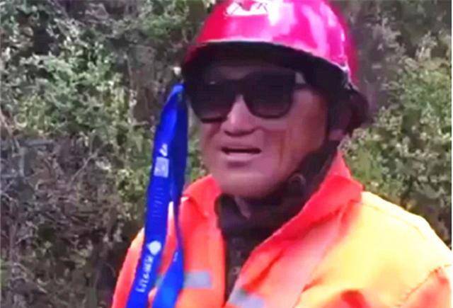 74岁大爷骑摩托车游川藏线，一身环卫服，网友：爷爷还缺孙子吗？