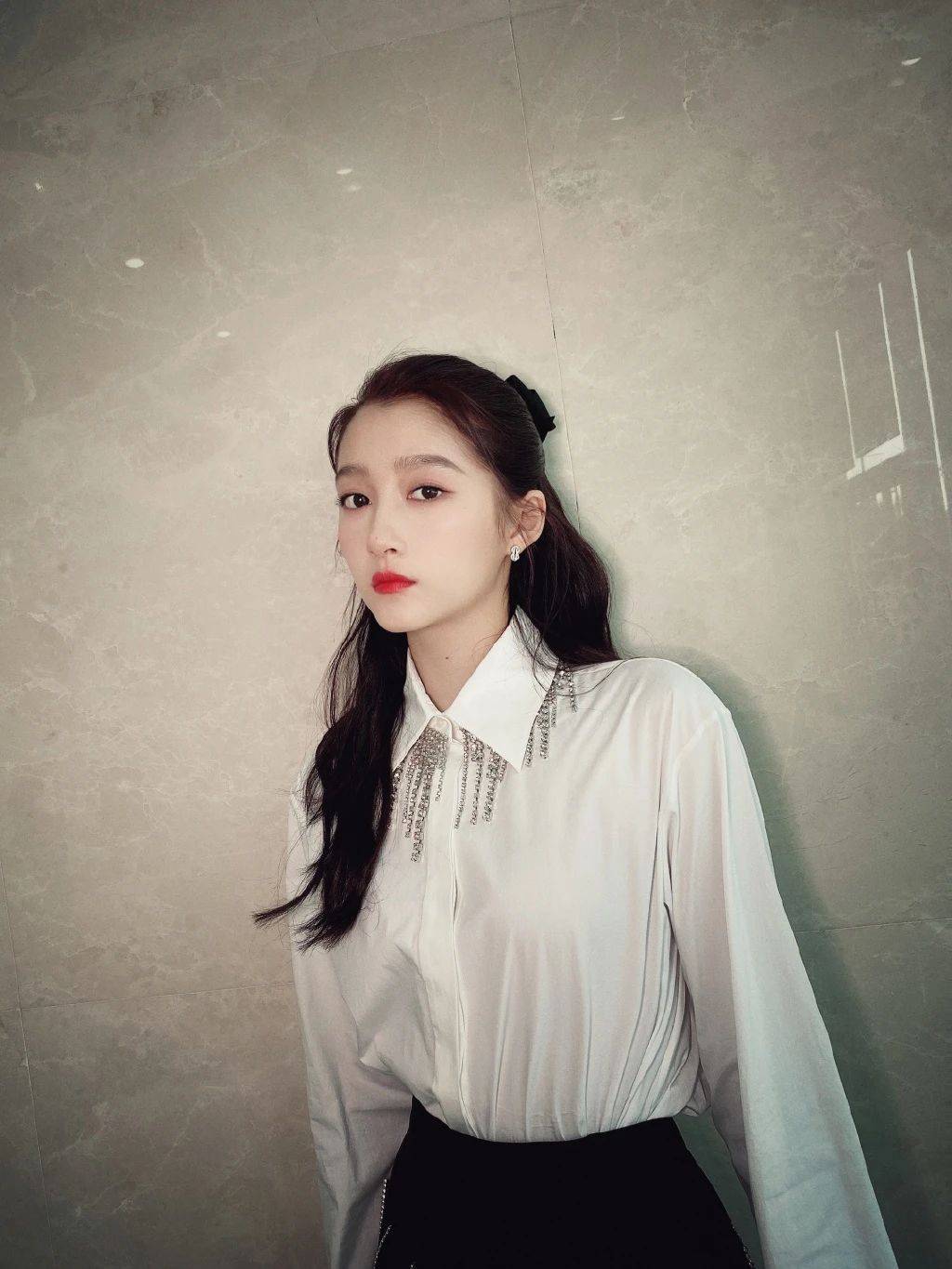 关晓彤壁纸水晶装衬衫配短裙满满的春季精致少女感